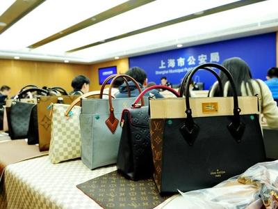 涉案2億!全國首例制售假冒LV等奢侈品箱包原材料案告破